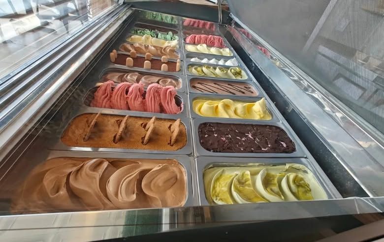 Blive's gelato case with chocolate, strawberry and pistachio tubs